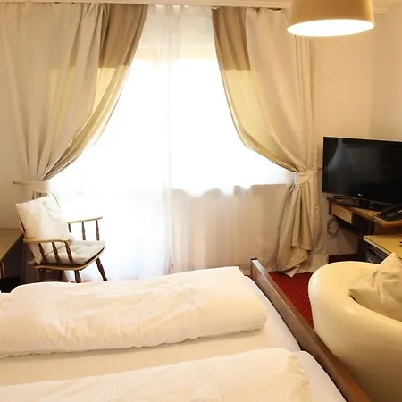 Kurhotel Wuerdinger Hof Bad Fussing Room photo