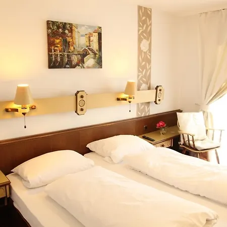 Kurhotel Wuerdinger Hof Bad Fussing Room photo